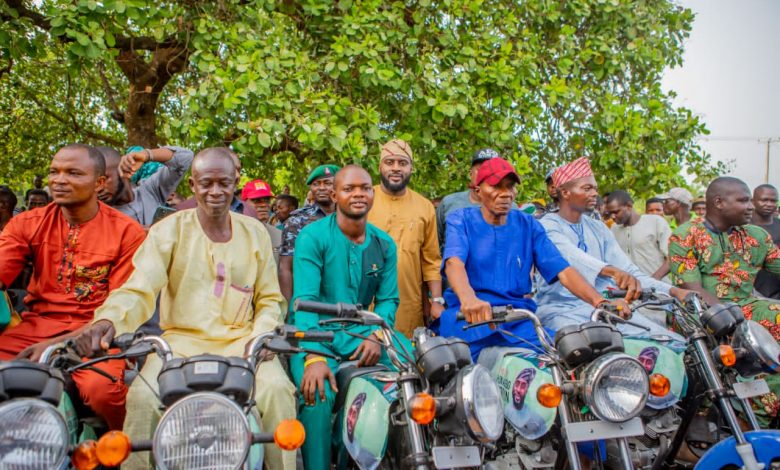 Oyo Speaker, Ogundoyin empowers constituents, calls for more commitment, unity 1 Ogundoyin