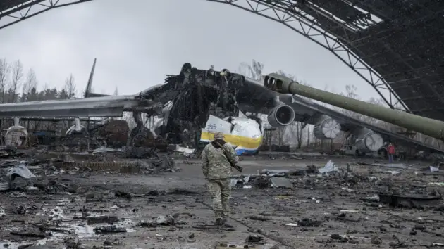 Photos show world’s largest cargo plane destroyed in Ukraine 1 Wreckage