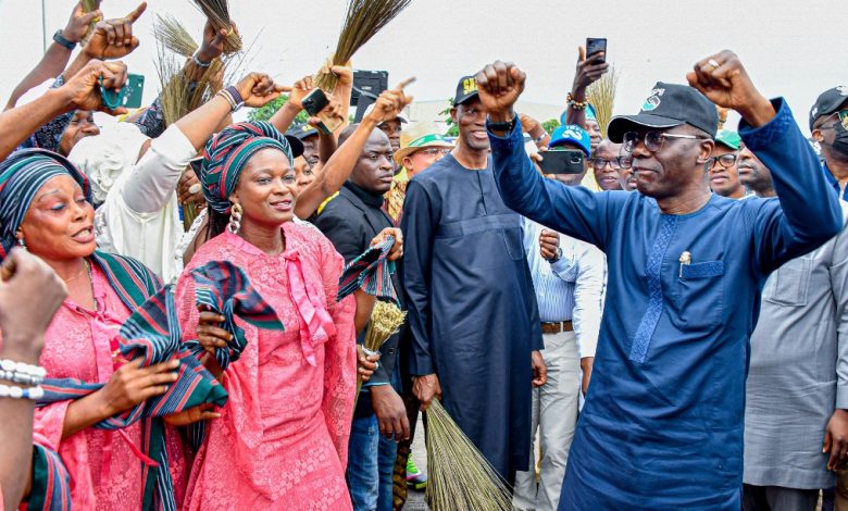 PHOTO NEWS: Sanwo-Olu gets rousing welcome on return from APC presidential primaries 19 PIX 3111
