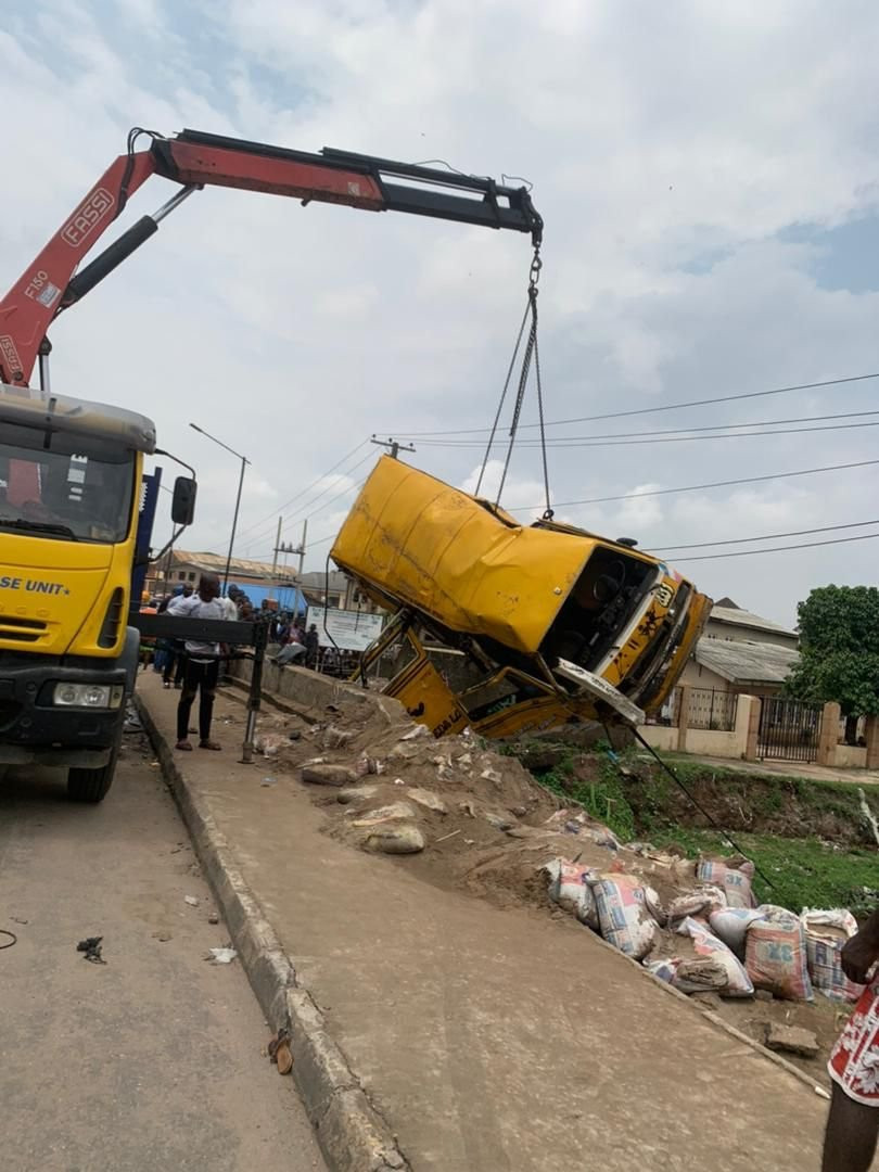 12 rescued as bus falls into Lagos canal 4 62cb33dfb7233