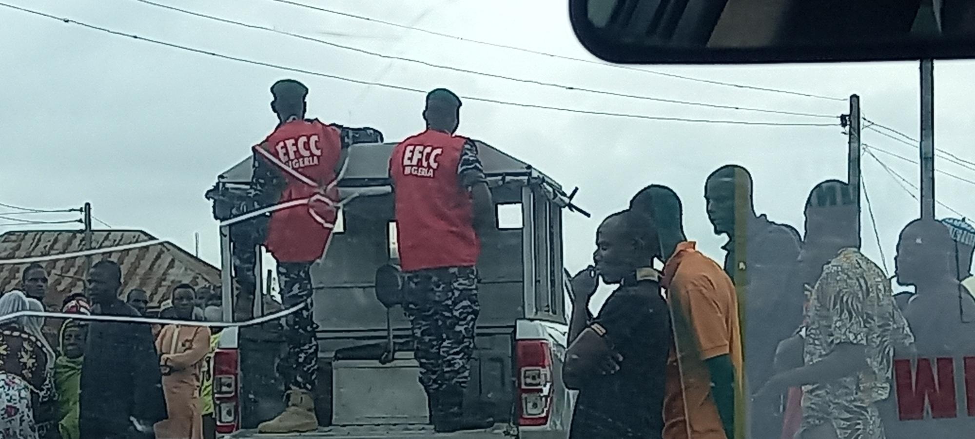 OSUN DECIDES: Vote buying: EFCC officials storm polling units 9 EFCC