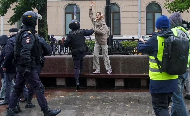 Russians defy Putin’s mobilisation push, hundreds arrested 1 2022 09 24T152036Z 1657607491 RC2PNW9MLQOH RTRMADP 3 UKRAINE CRISIS MOBILISATION PROTESTS