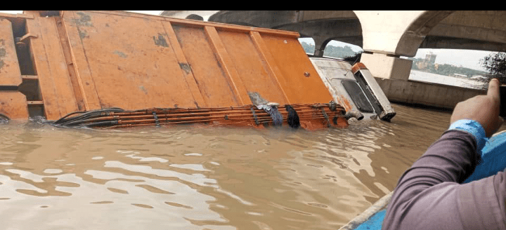BREAKING: PSP truck plunges into Lagos lagoon 5 Screenshot 20221018 091631