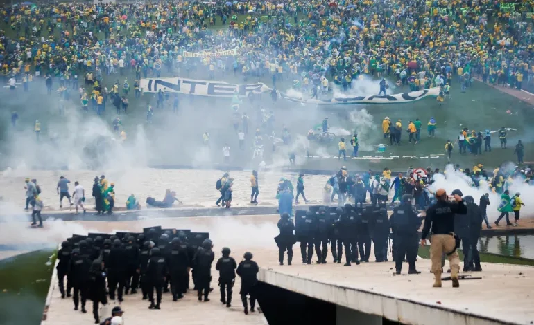 Bolsonaro supporters storm key government buildings in Brazil 1 2023 01 08T215749Z 840897412 RC2LMY99IPFX RTRMADP 3 BRAZIL POLITICS VIOLENCE