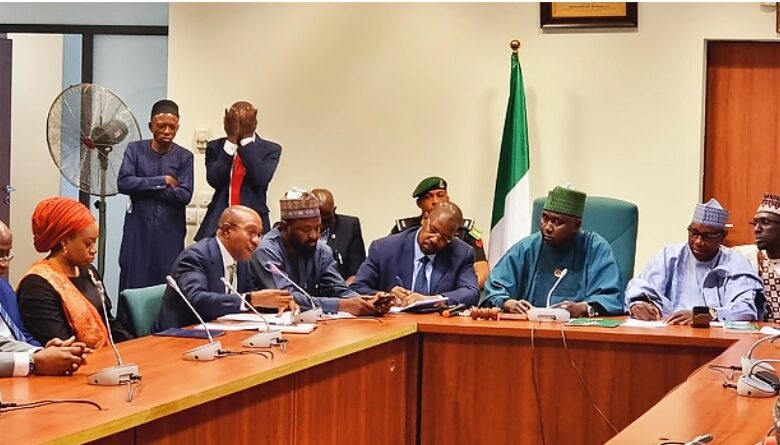 No Nigerian will lose money over Naira redign, says Emefiele 1 CBN