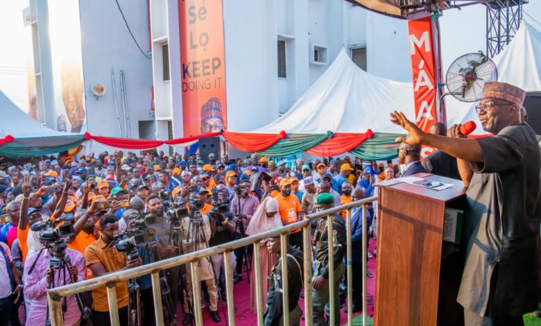 AbdulRazaq inaugurates 2000 APC campaign council members 1 Kwara