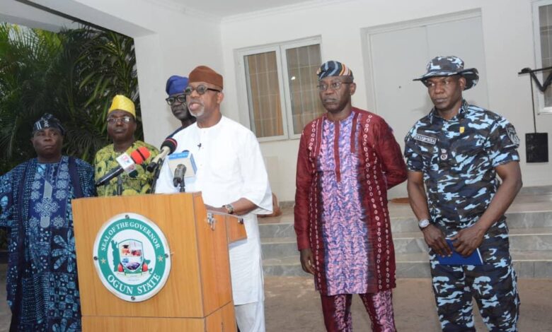Fuel/Naira scarcity: Ogun begins distribution of 400,000 food items to vulnerable residents 1 Pix