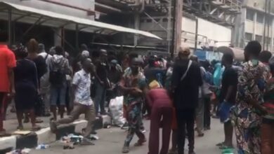 Crowd besiege CBN office in Lagos over old naira notes 2 Screenshot 20230217 111730 WhatsApp