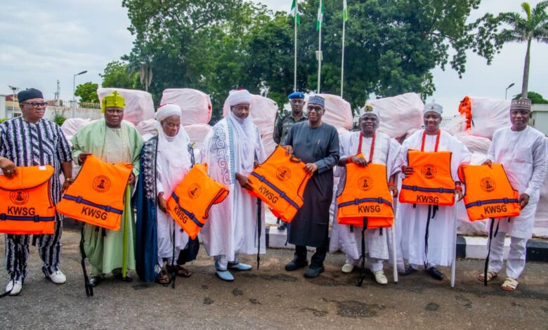 Kwara: Abdulrazaq gives 1,000 life jackets to Patigi residents 1 IMG 20230824 WA0169