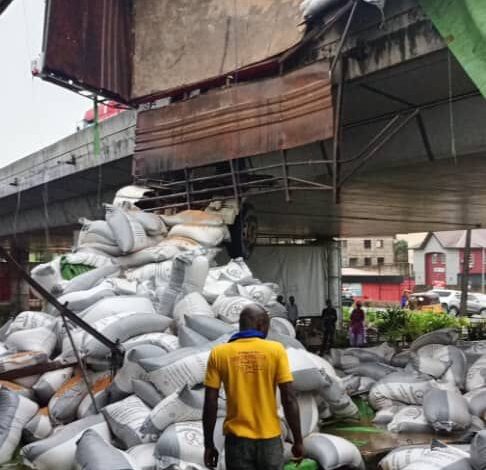 BREAKING: Truck falls from Otedola bridge in Lagos as motorboy dies 7 IMG 20230912 WA0008