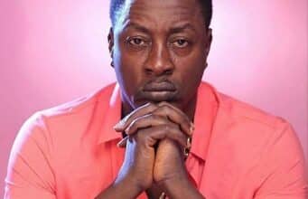 Fuji sensation Taye Currency slumps on stage, rushed to hospital in London 13 Taye Currency