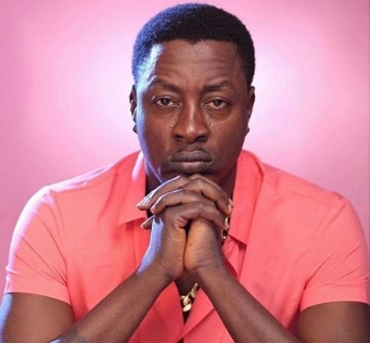 Fuji sensation Taye Currency slumps on stage, rushed to hospital in London 1 Taye Currency