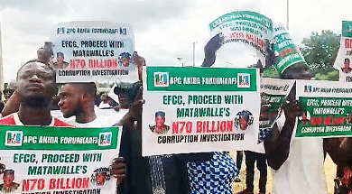 BREAKING: Protesters besiege EFCC, want Matawalle's corruption probe reopened 2 protesters