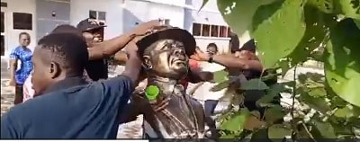 VIDEO: Irate youths destroy Wike's statute at Obio/Akpor LG Secretariat in Rivers 1 wike