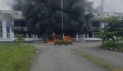 Ikwerre, Eleme council secretariats in Rivers set ablaze (Videos) 1 operanews1728314029546