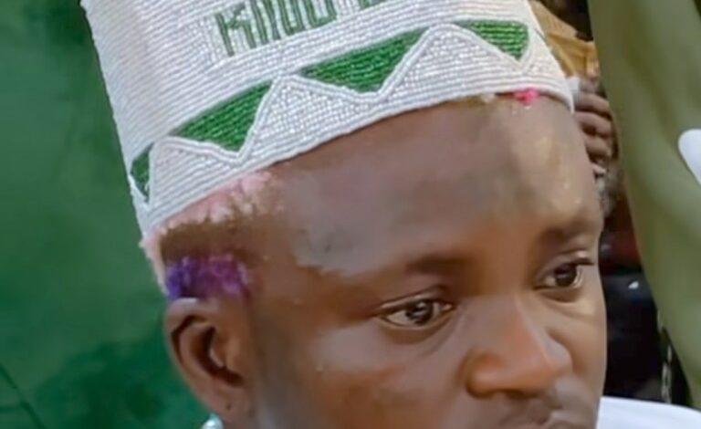 (VIDEO) Nigerian singer, Portable crowned 'King of Street' 1 1001515735