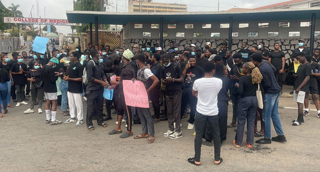 UI students stage peaceful protest over 82-day power outage 1 UCH Protest