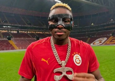 Galatasaray rewards Osimhen with gold, diamond necklace worth ₦300 million 3