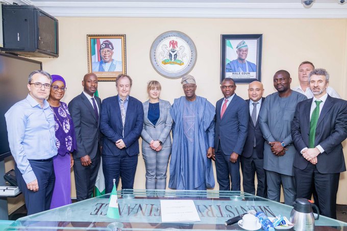 Standard Chartered Bank lauds Tinubu’s economic reforms, explores investment opportunities 1 pkl
