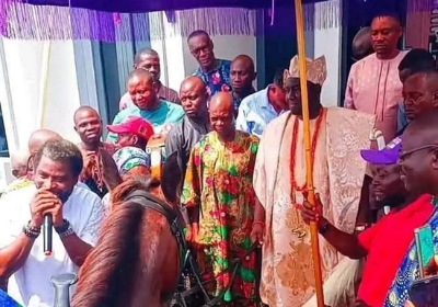 Ibrahim Chatta honours new Alaafin of Oyo with horse gift 1