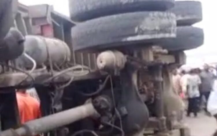 BREAKING: One dead, 3 rescued as 40ft containerised truck crushes minibus at Iyana Ipaja 1 20250622 1253212