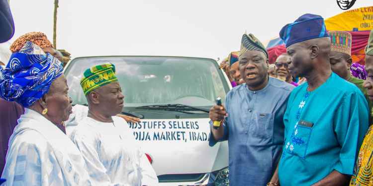 Makinde donates bus to Bodija traders, assures road rehabilitation 1 IMG 20250722 WA0051