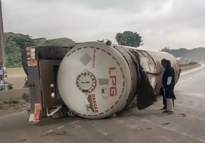 Panic as gas tanker overturns on Lagos–Ibadan Expressway 1