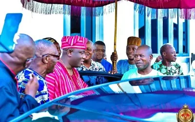 PHOTO NEWS: Alaafin of Oyo gives car gifts to senior Oyomesi chiefs 3