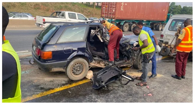 Fatal collision near secretariat claims 3 lives on Lagos-Ibadan expressway 7 Lagos Acc2