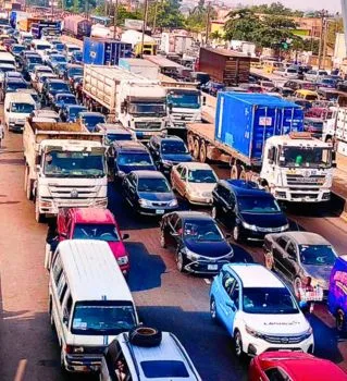 Truck overturns on Otedola Bridge, triggers massive gridlock on Lagos-Ibadan expressway 1 Otedola Bridge Accident Gridlock Berger Lagos Ibadan Expressway 2