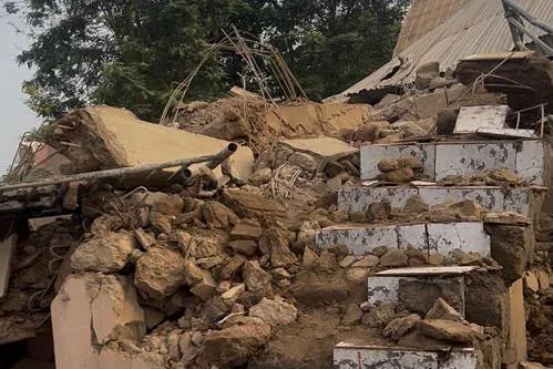 Three die, five rescued as two-storey shopping complex collapses in Osun 3